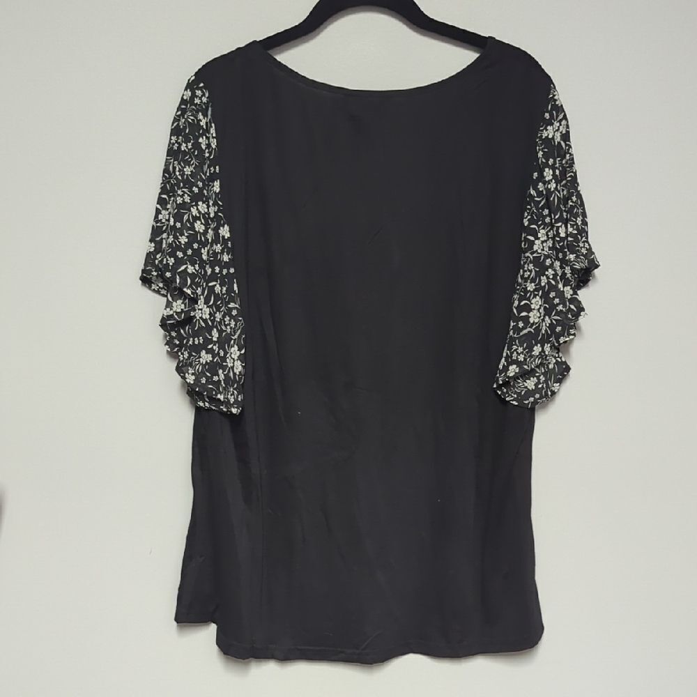 BloomChic Black and White Ruffled Boxy Blouse - Picture 4 of 6